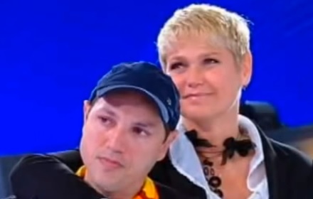 Imagem mostra Fly e Xuxa abraçados durante programa da Xuxa, na TV Globo