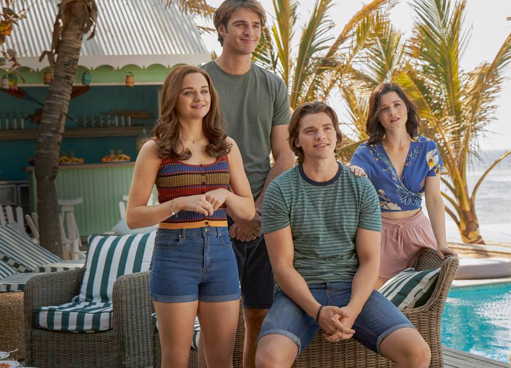 A imagem mostra os atores Joey King, Jacob Elordi, Joel Courtney e Meganne Young a beira de uma piscina.