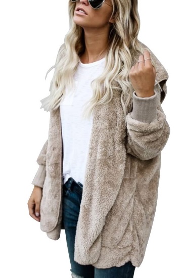 Casaco fofinho Amazon Mulher loira está de lado vestindo casaco peludinho cinza