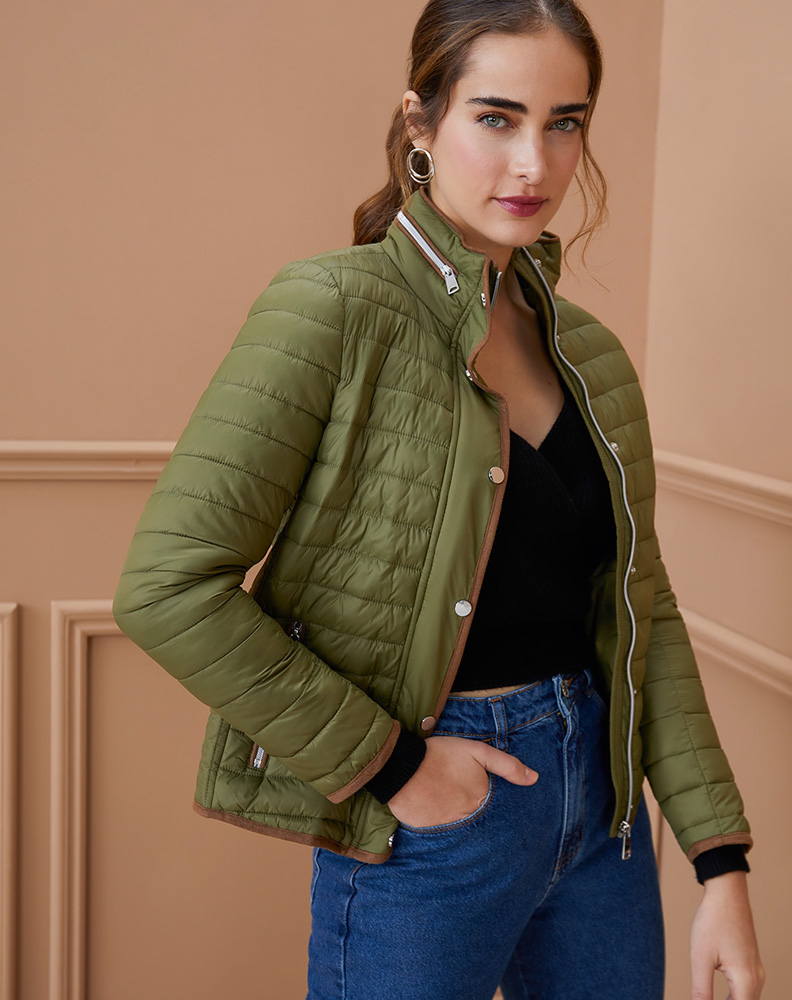 Casaco nylon Amaro.jpg Mulher posa vestindo casaco puffer verde e com a mão no bolso da calça