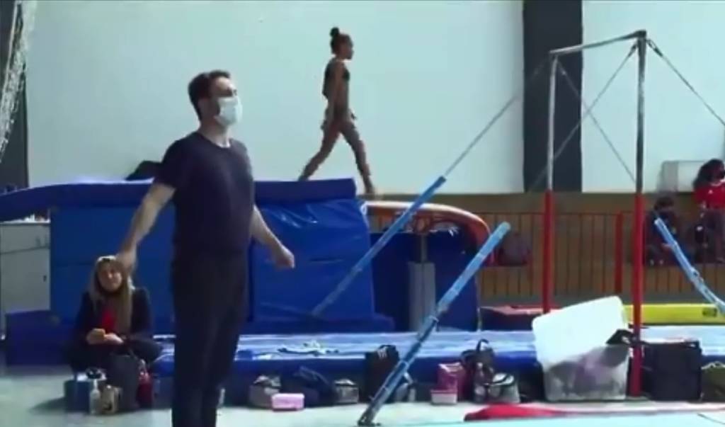 Repórter surpreende com habilidade na ginástica e viraliza na internet