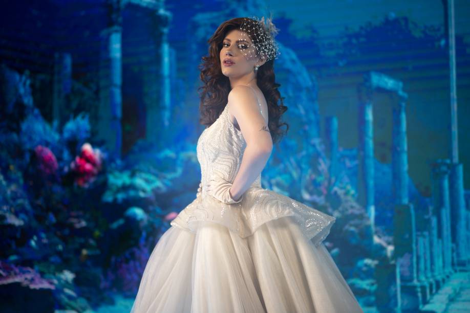 Foto: Vestido de noiva inspirado em Cinderela é quase uma réplica da  animação para a vida real. O azul e o brilho é o predominante e fica lindo.  - Purepeople
