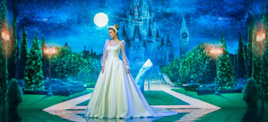 Foto: Vestido de noiva inspirado em Cinderela é quase uma réplica da  animação para a vida real. O azul e o brilho é o predominante e fica lindo.  - Purepeople