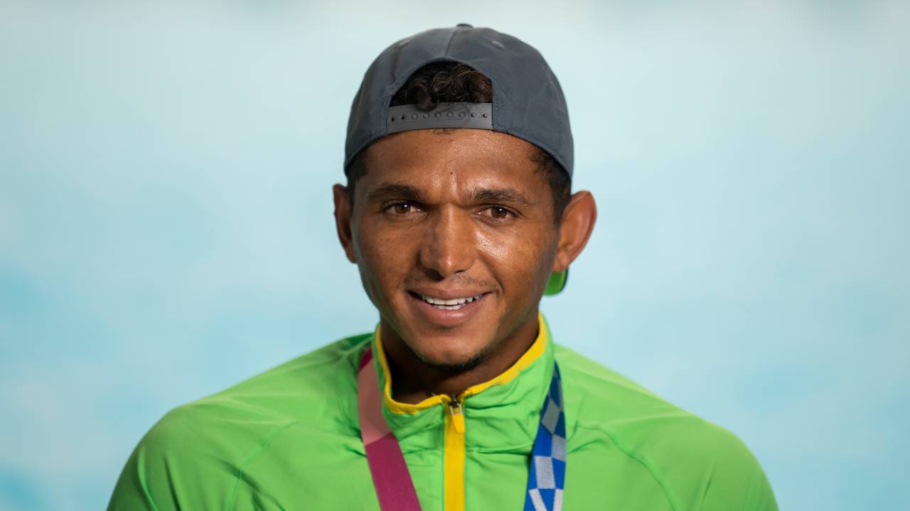 Na imagem, o atleta Isaquias Queiroz sorri