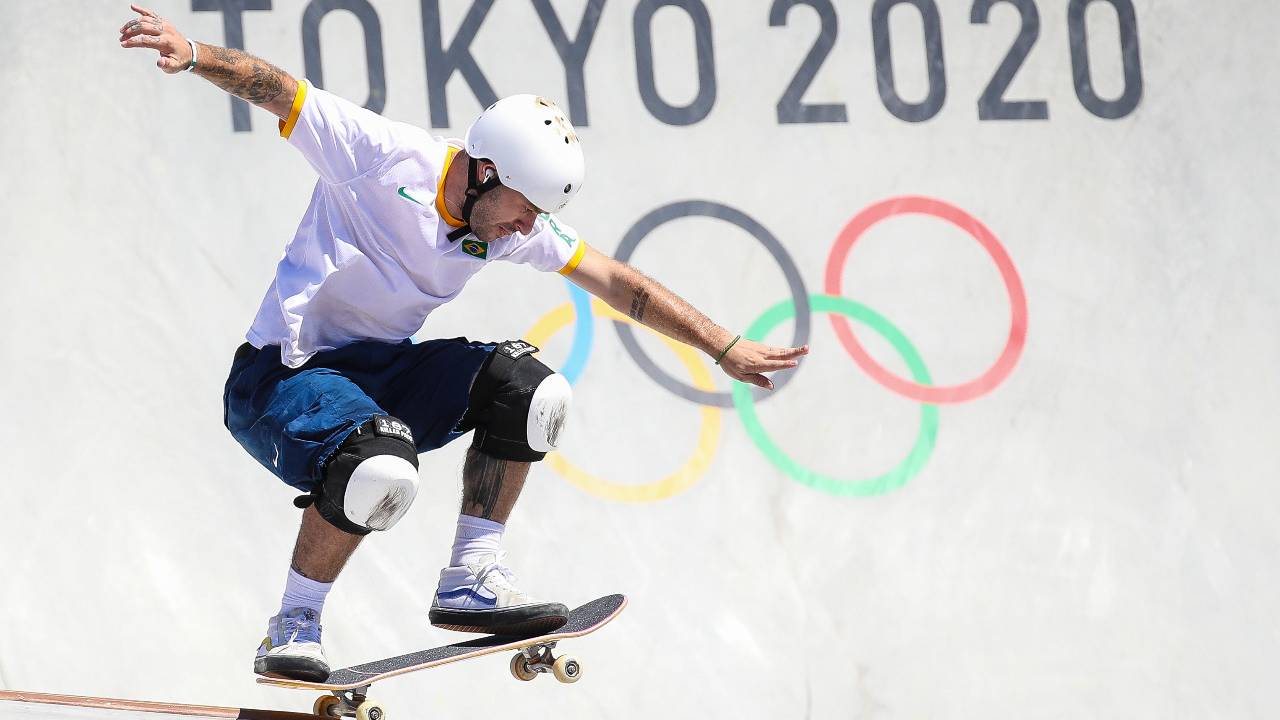 A imagem mostra Pedro Barros em competição de skate