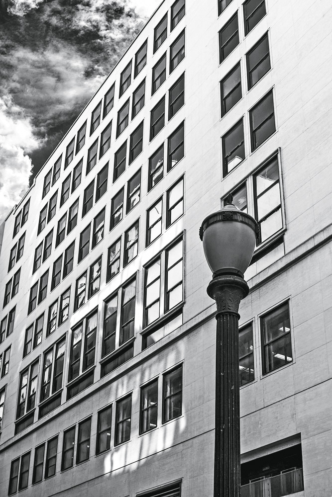 A imagem mostra o Prédio do Diários Associados. A foto é antiga, em preto e branco, e é um edifício com muitas janelas e horizontal.