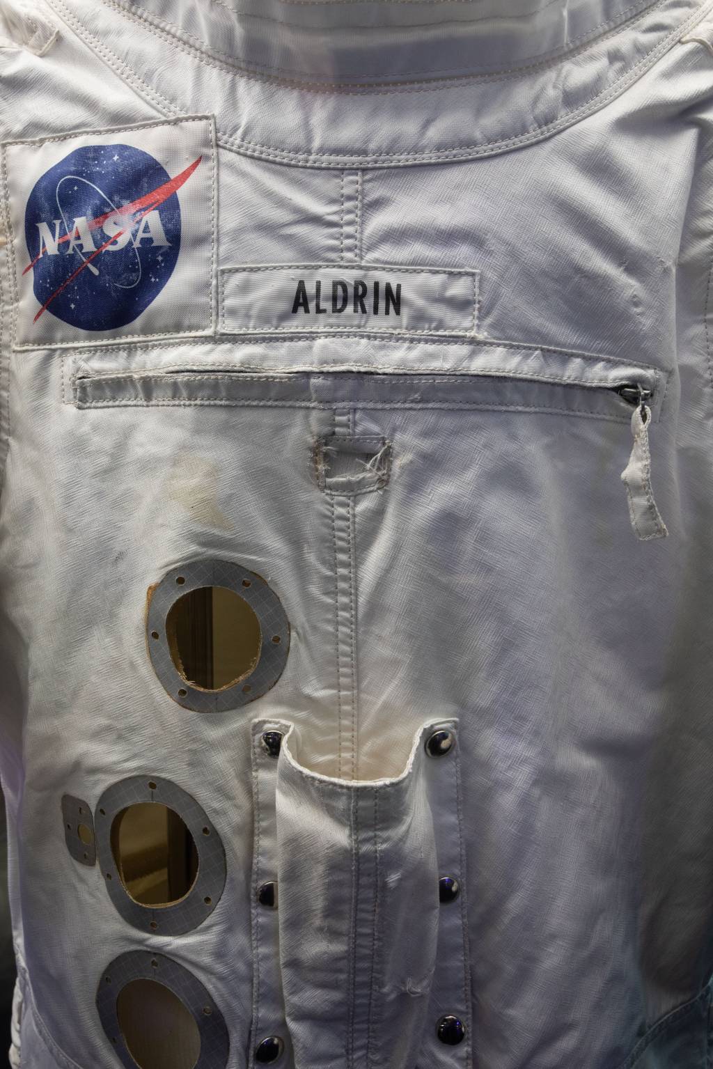 Detalhes de traje espacial mostram logotipo da Nasa e nome 