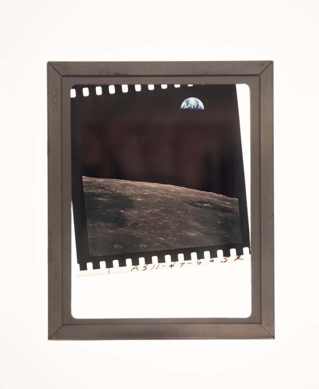 Foto da Lua com Terra no fundo aparece na imagem.