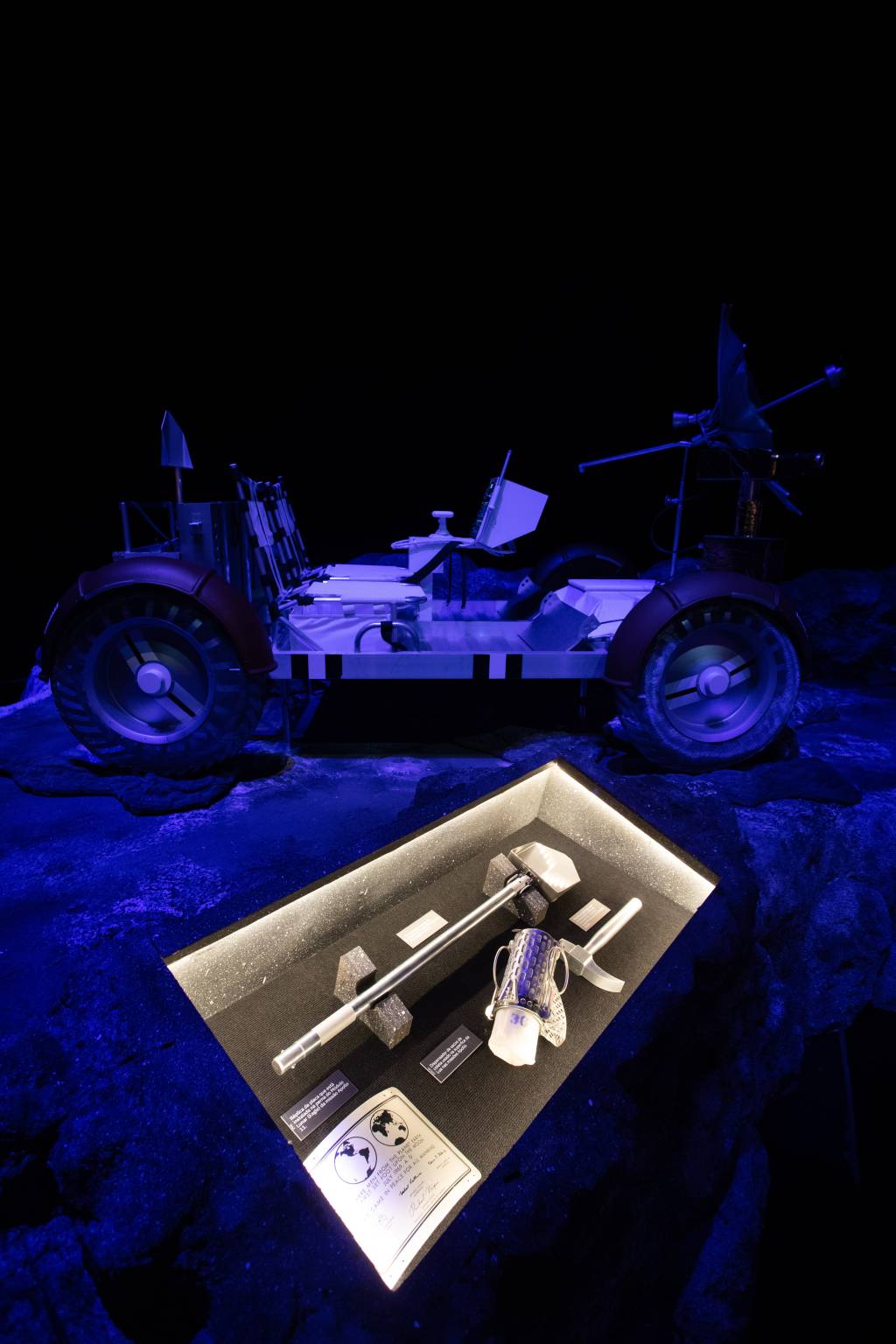 Foto mostra carro lunar e martelo prata.
