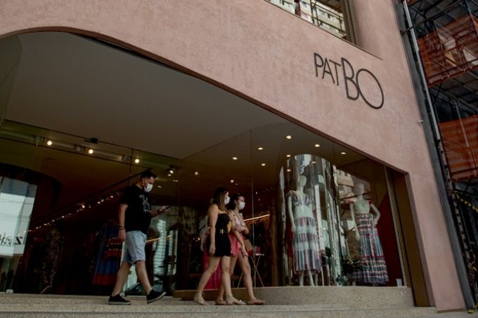 fachada da loja patbo concept, com aberturas estilizadas e assimétricas e logo da empresa da artista Patricia Bonaldi