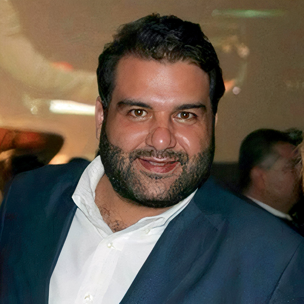 Alyah O empresário Issam Sidom de camisa social e terno