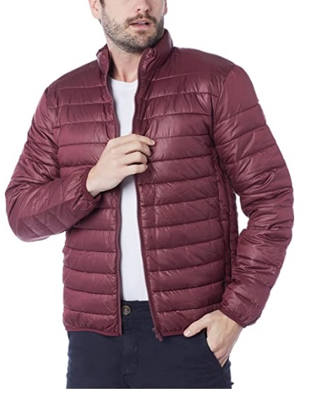 Imagem mostra só corpo de homem vestindo uma jaqueta no estilo puffer na cor vinho