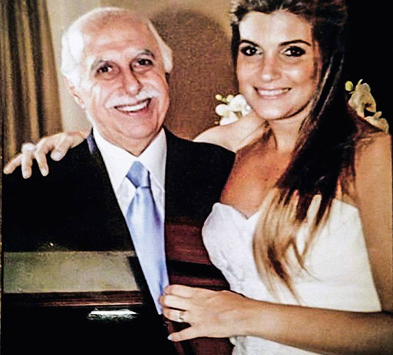 Detalhe de porta-retrato com a foto de casamento de Roger Abdelmassih e Larissa Maria Sacco Abdelmassih encontrado em uma das fazendas do médico em Avaré. Ele veste terno e ela um vestido de noiva. Ambos sorriem.