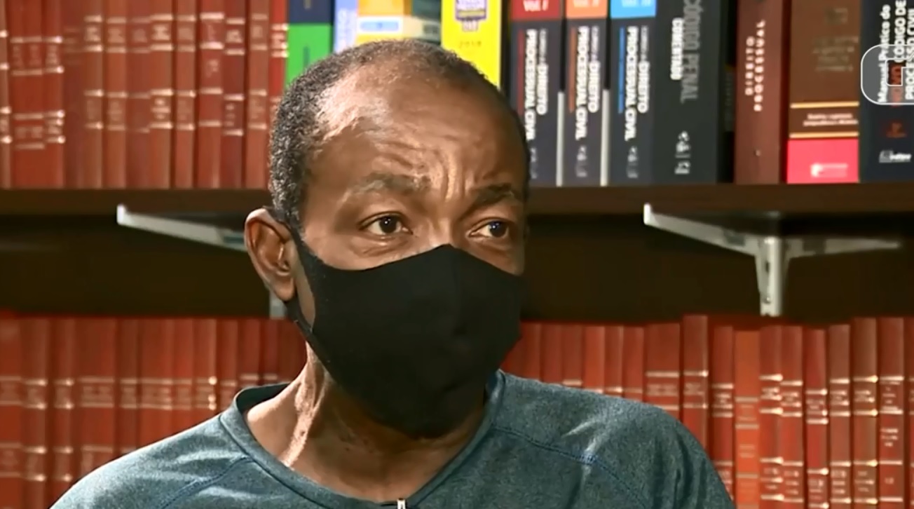 Homem negro fica de cueca em supermercado para demonstrar que não cometeu furto