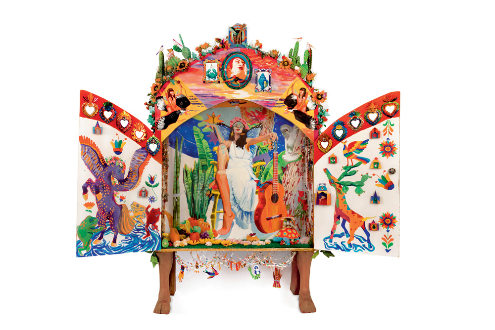 Oratório com portas é pintado com uma mulher dançando no centro. Arte bem colorida. Há um violão, cactos, animais, pássaros e folhas dispostos na obra
