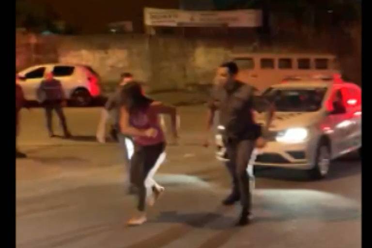 Frame de vídeo mostra policial na rua agredindo mulher.