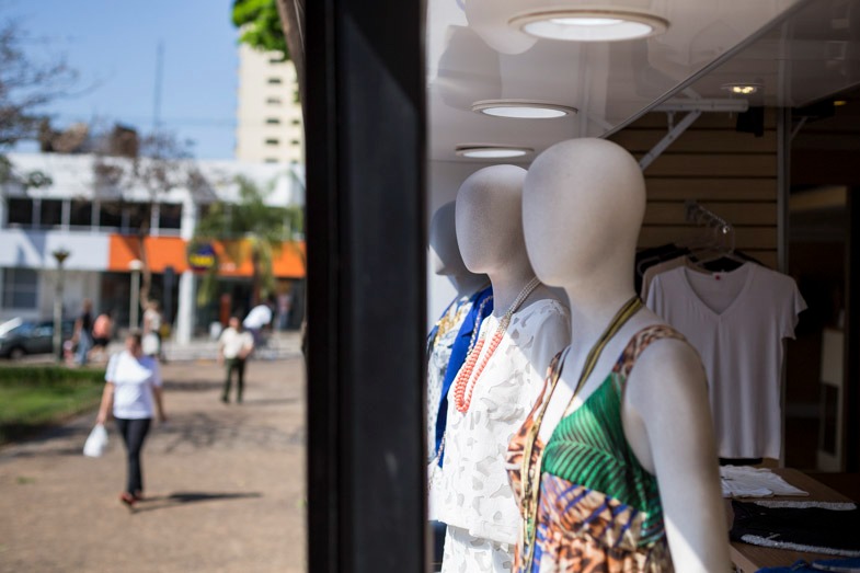 Vitrine mostra manequins vestidos