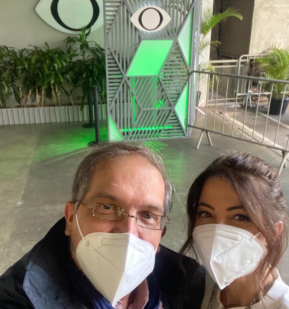 Selfie com Arnaldo Lorençato à esquerda e Ana Paula Padrão à direita, ambos de máscara.