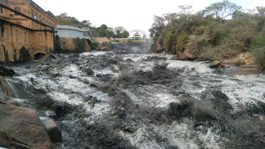 Imagem mostra trecho no rio Tietê com águas cor de carvão
