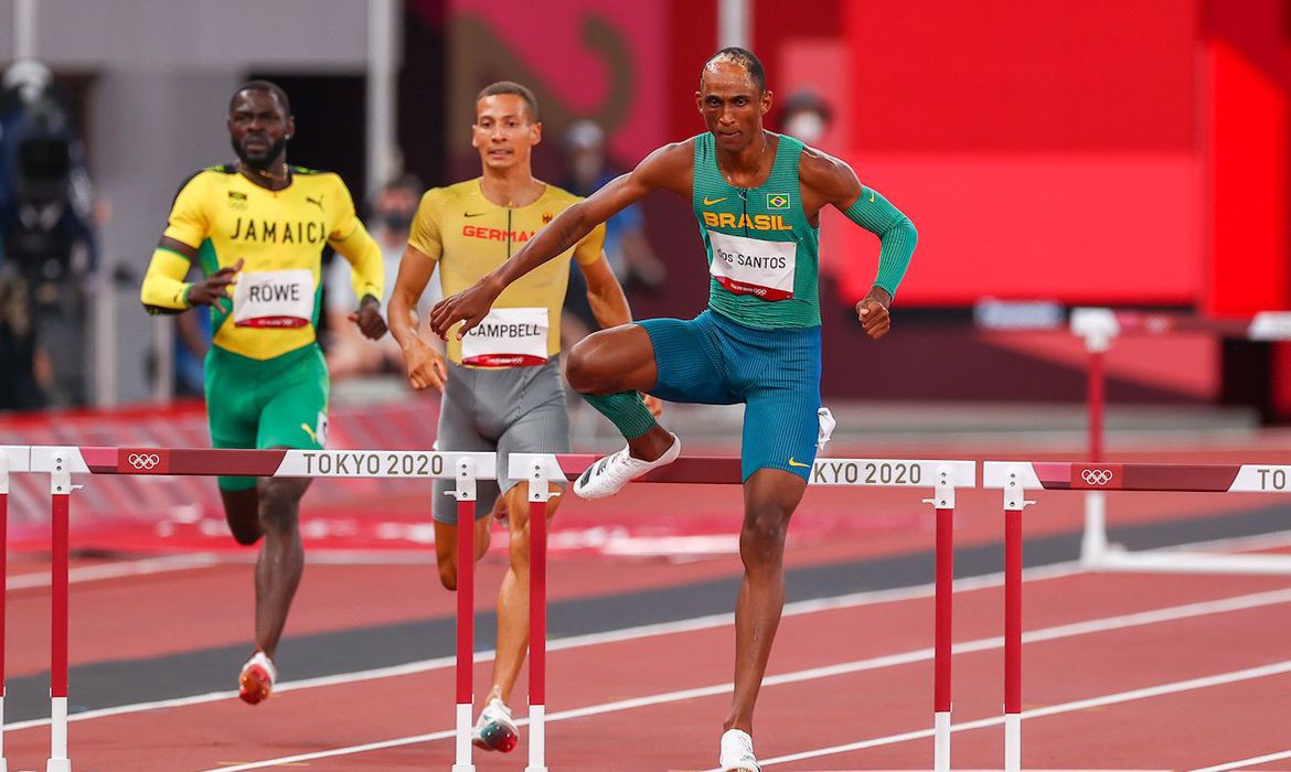 A imagem mostra o atleta Alison dos Santos correndo