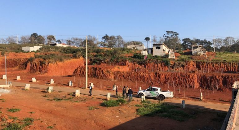Imagem mostra casas sendo construídas em áreas de proteção ambiental nas margens da represa de Guarapiranga
