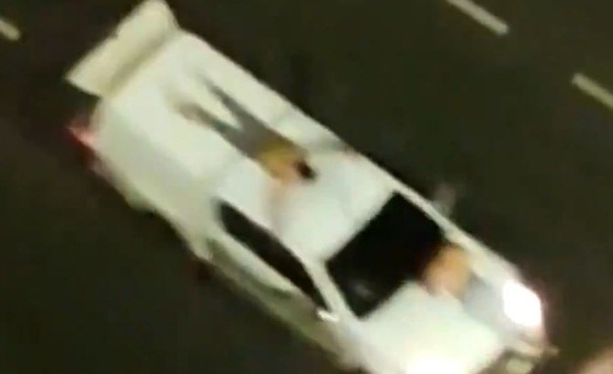 Criminosos amarram reféns em carros e espalham explosivos pelas ruas durante assalto a banco