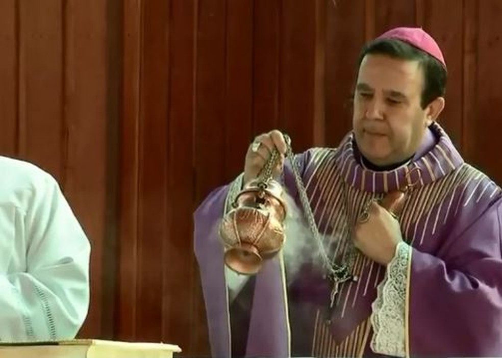 Imagem mostra bispo durante missa