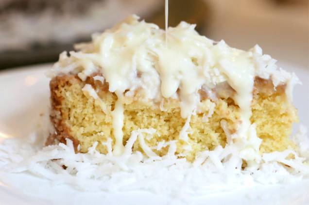 Bolo de coco: servido com calda de leite condensado à parte Bolo de coco: servido com calda de leite condensado à parte