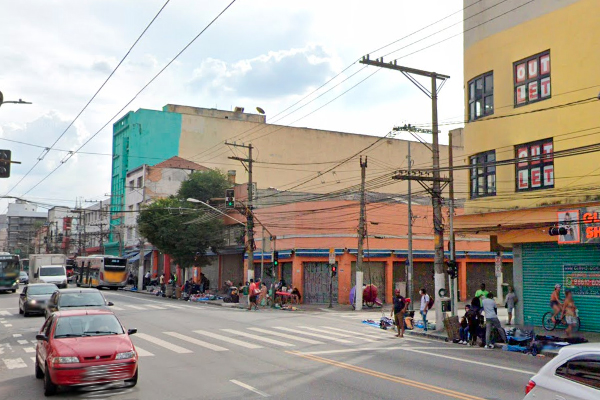 Imagem mostra print do Google Maps: cruzamento de duas ruas, com carros passando na via e pedestres caminhando nas calçadas
