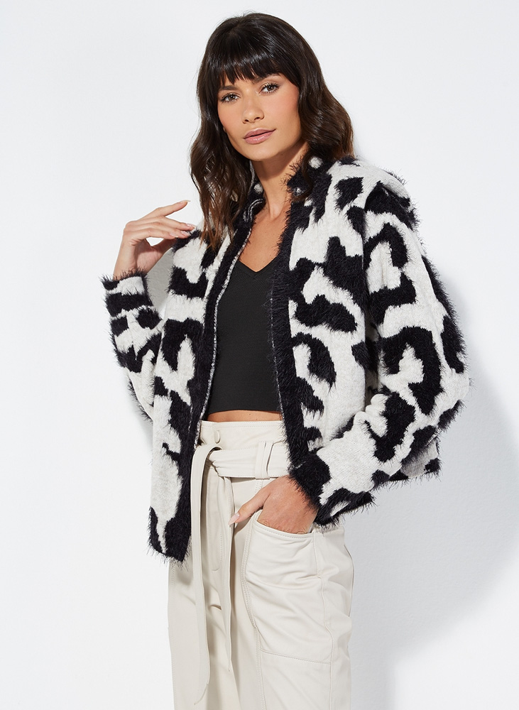 casaco le lis blanc.jpg Mulher posa olhando para a câmera com jaqueta estampada em preto e branco com formas redondas