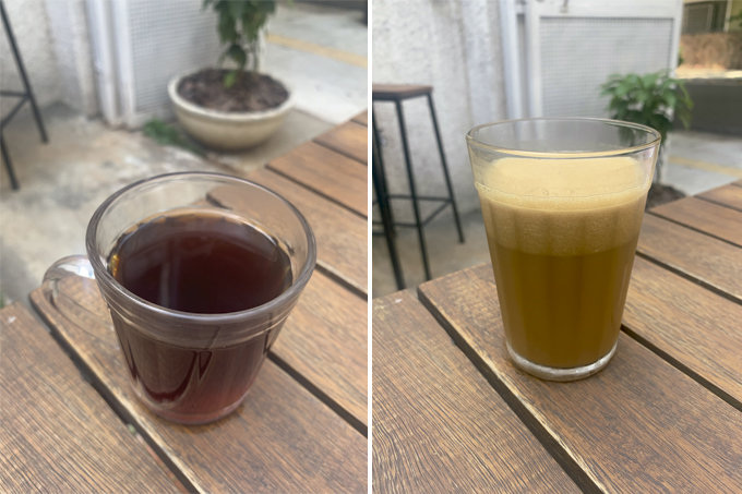 Duas imagens verticais unidas por linha fina branca. À esquerda, café coado na xícara de vidro sobre mesa de madeira. À direita, café com suco de laranja e espuma densa em copo americano sobre mesa de madeira.