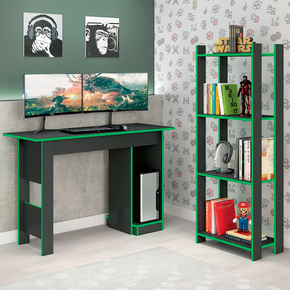 Um cômodo tem uma escrivaninha e estante encostadas na parde. Elas são pretas com detalhes em verde. Há duas telas na escrivaninha e livros na estante