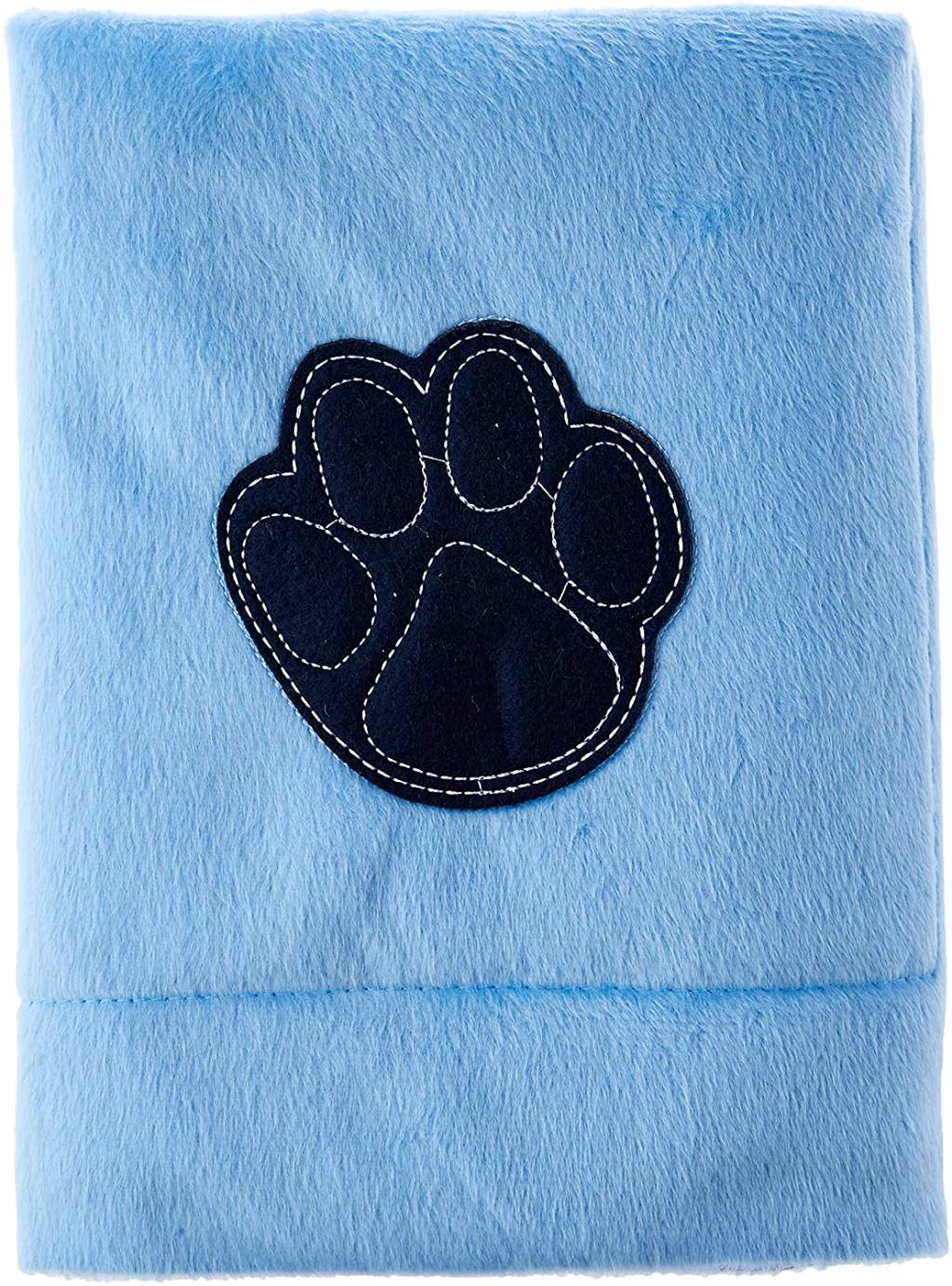 Cobertor peludinho azul dobrado. Tem uma pata de cachorro estampada