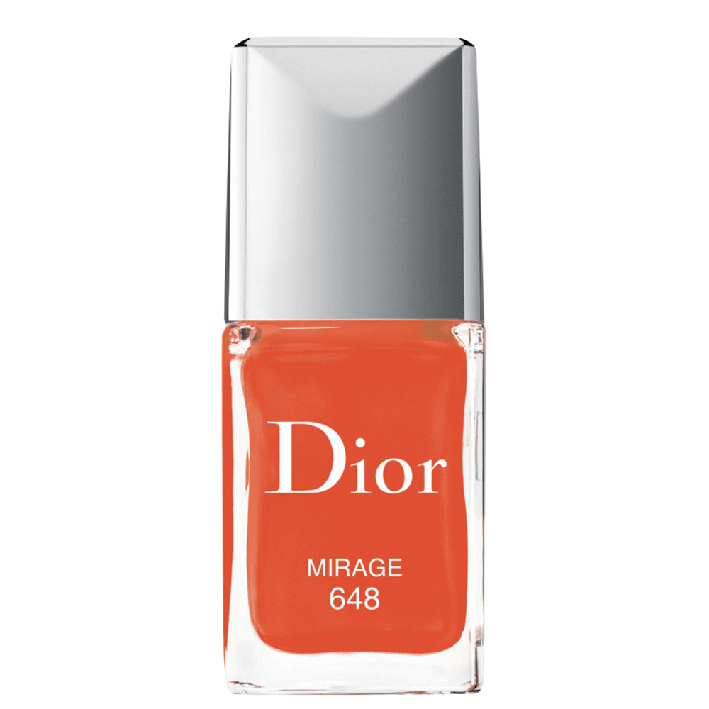 Um esmalte da Dior na cor vermelho tomate