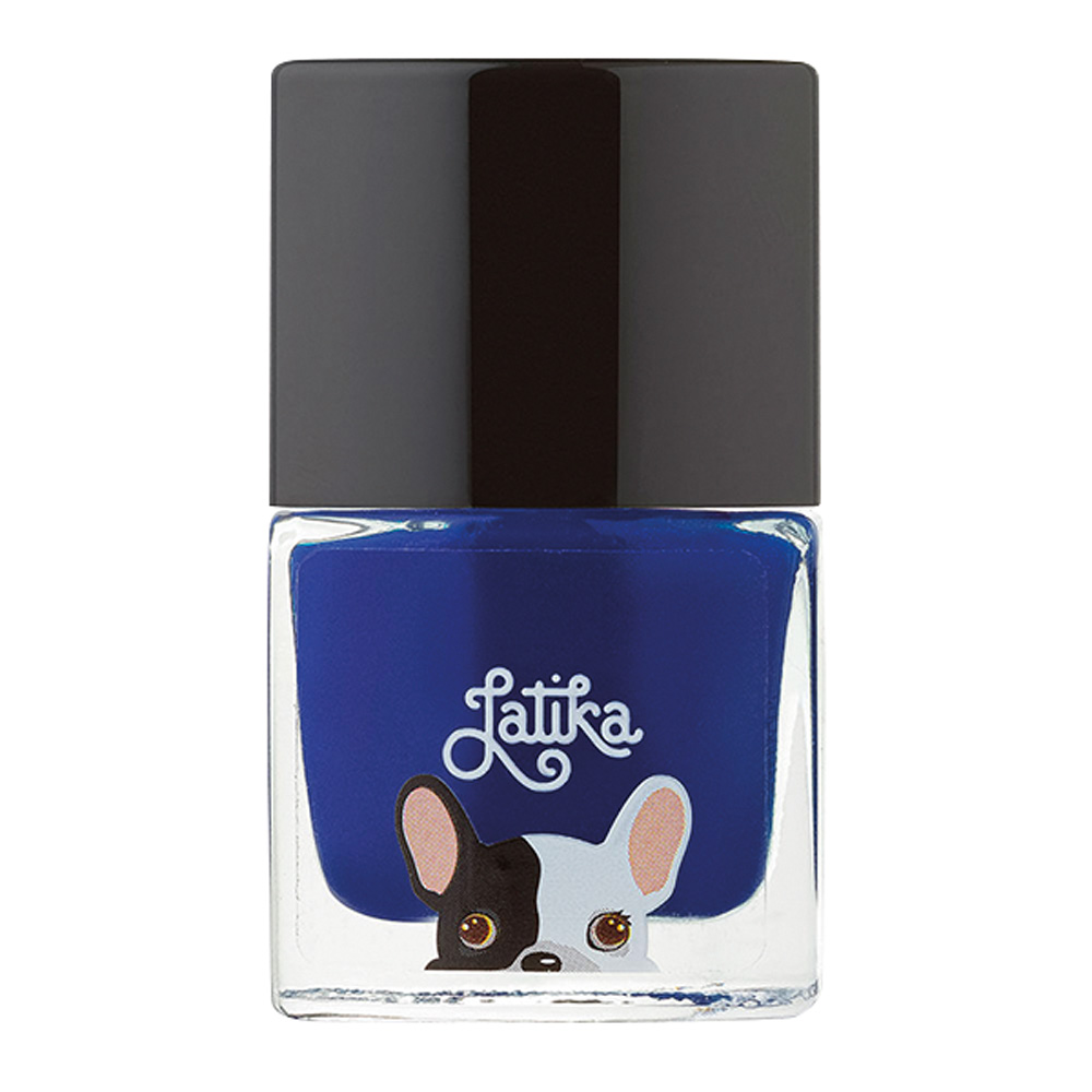 Esmalte azul da Latika. Há uma ilustração de um cachorro buldogue estampado