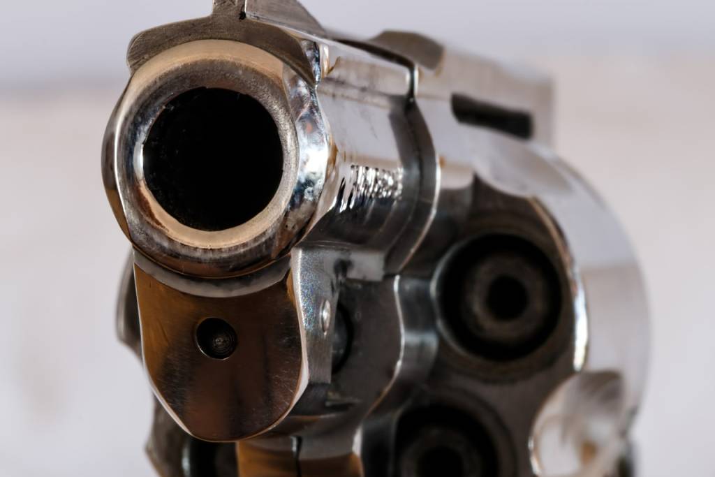Imagem mostra revólver apontado para câmera