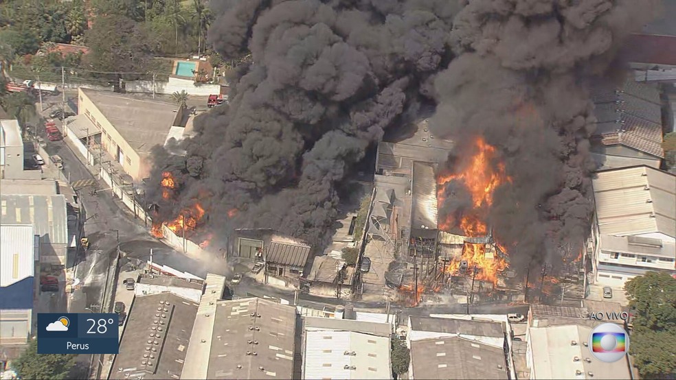 Imagem mostra foto área de incêndio em galpões em Barueri