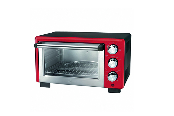 Forno elétrico vermelho da Oster em fundo branco.