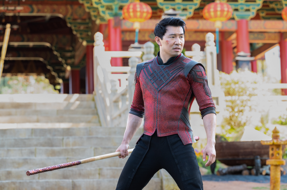 Na imagem, o ator Simu Liu se prepara para a luta