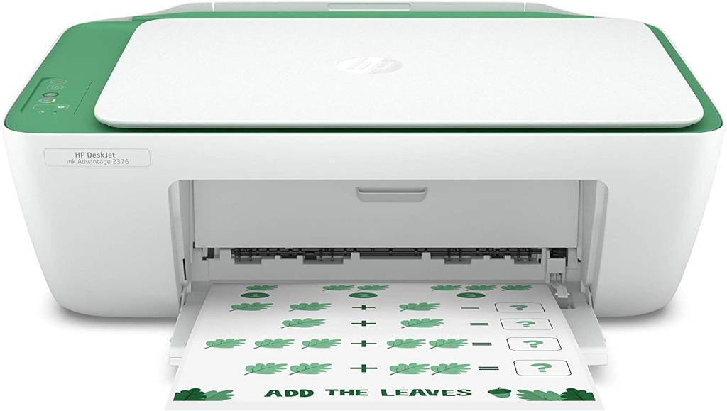 Impressora branca com detalhes em verde nos cantos. Há uma folha de papel branca saindo dela impressa com folhinhas verdes
