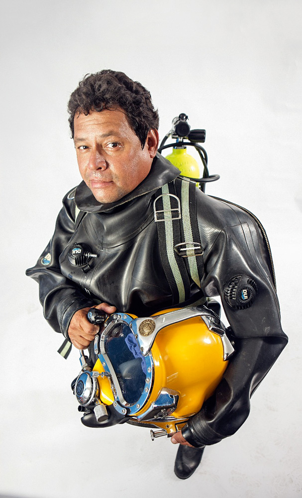 mergulhador josé leonídio posando para a foto em estúdio com seu traje de mergulho