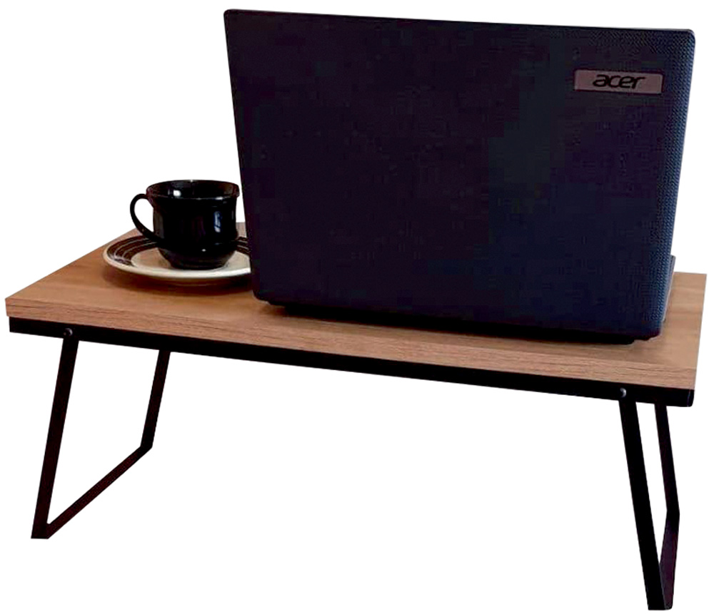 Uma mesinha de madeira com suporte tem um notebook em cima e uma xícara de café