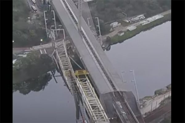 Imagem mostra parte de ponte submersa no Rio Pinheiros