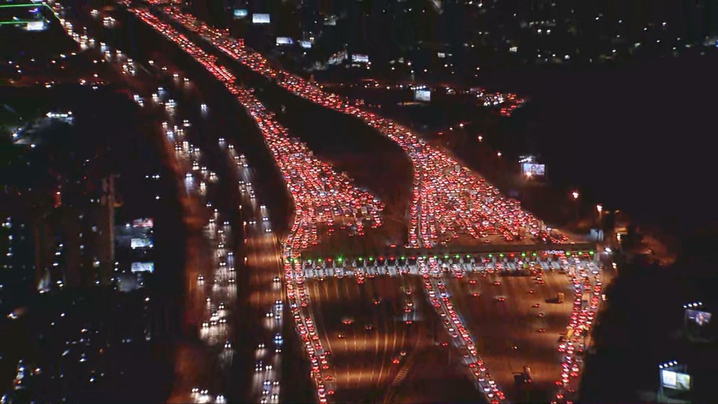 A imagem mostra congestionamento nas estradas