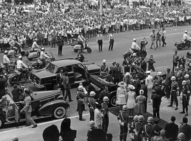 151 – 1968 – Inauguração MASP Av. Paulista I21 Movimentação em frente do museu, na Avenida Paulista: ansiedade na visita da rainha