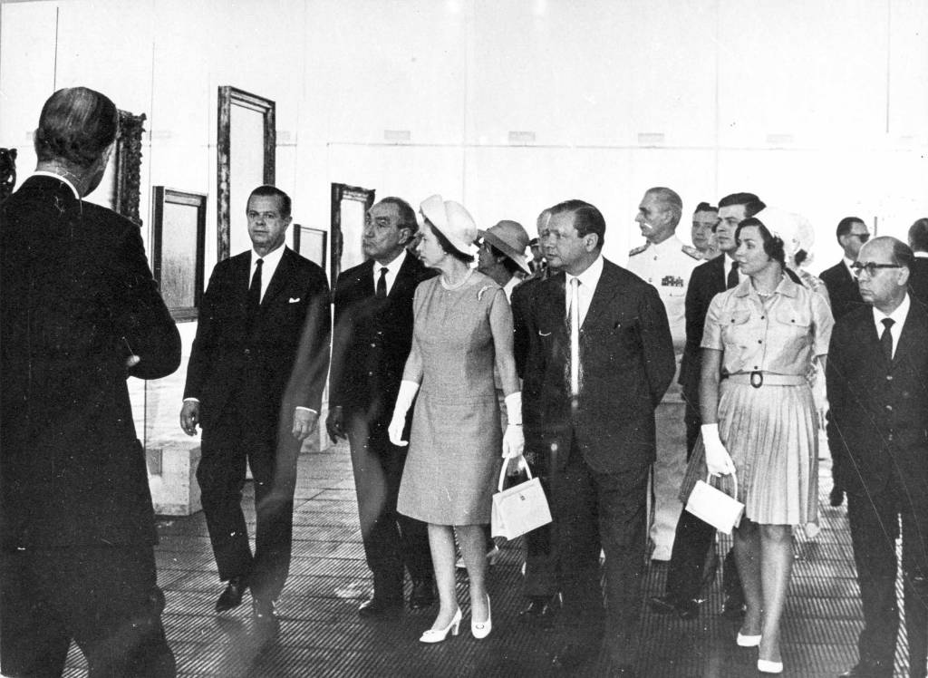 151 – 1968 – Inauguração MASP Av. Paulista I22 Rainha Elizabeth II no Masp: visita ilustre, cercada de uma comitiva