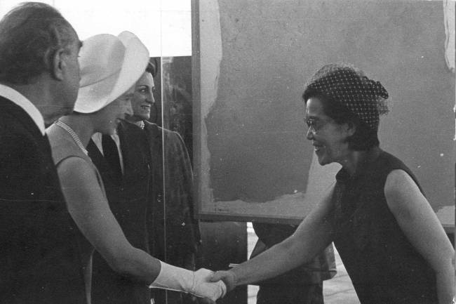 151 – 1968 – Inauguração MASP Av. Paulista I28 Rainha Elizabeth e Tomie Ohtake (1913-2015), em um aperto de mão