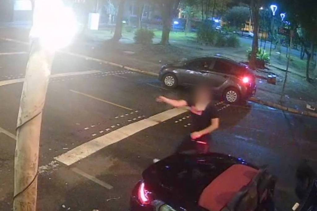 Homem sai de Porsche conversível e atira contra bar em Guraulhos