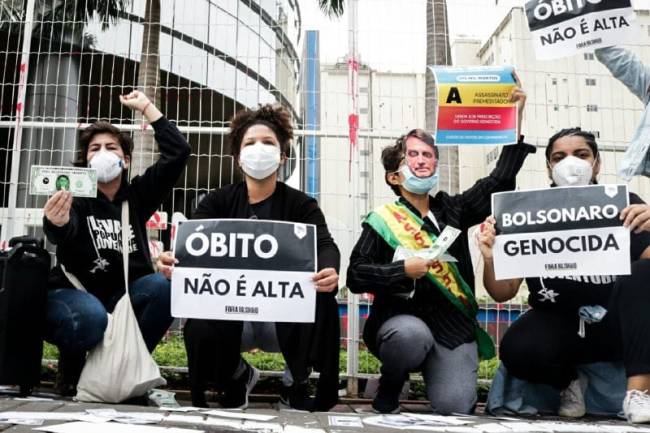 Manifestantes protestam contra a Prevent Senior A imagem mostra manifestantes protestando contra a Prevent Senior