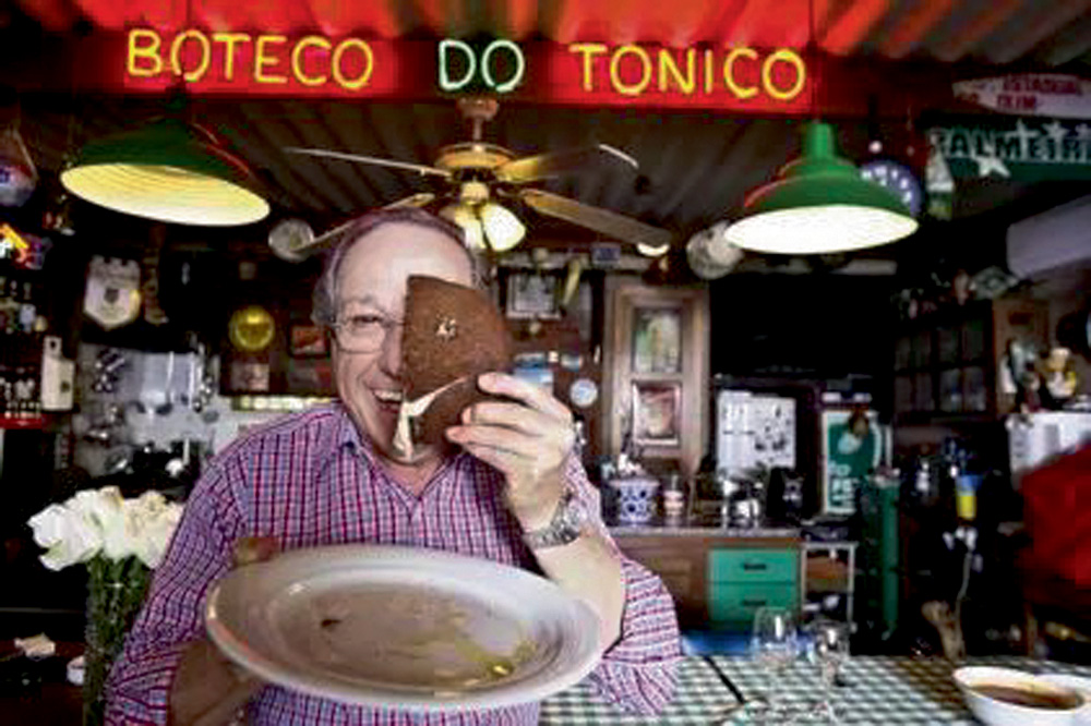 Toninho Buonerba posa no salão do Jardim de Napoli